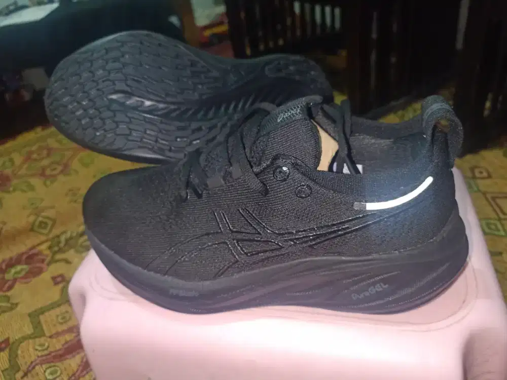 Sepatu Aasics black size 40