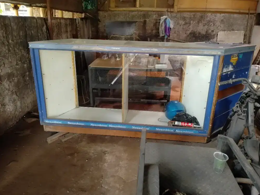 Jual etalase+kaca bekas apotik