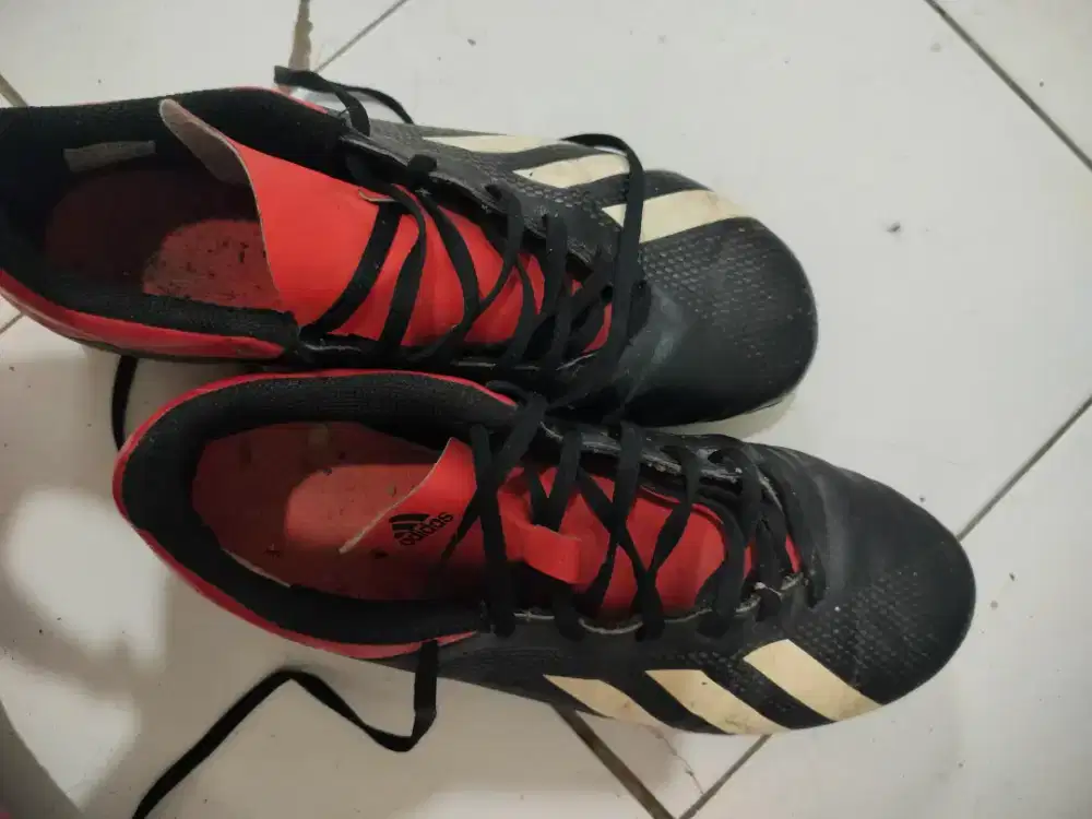 sepatu bola Adidas original