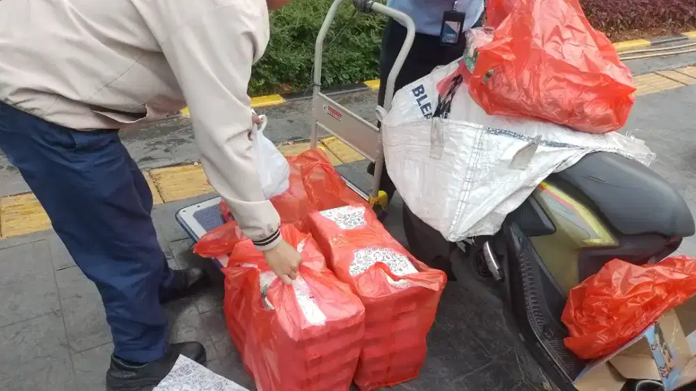 Menawarkan jasa pengantaran amanah