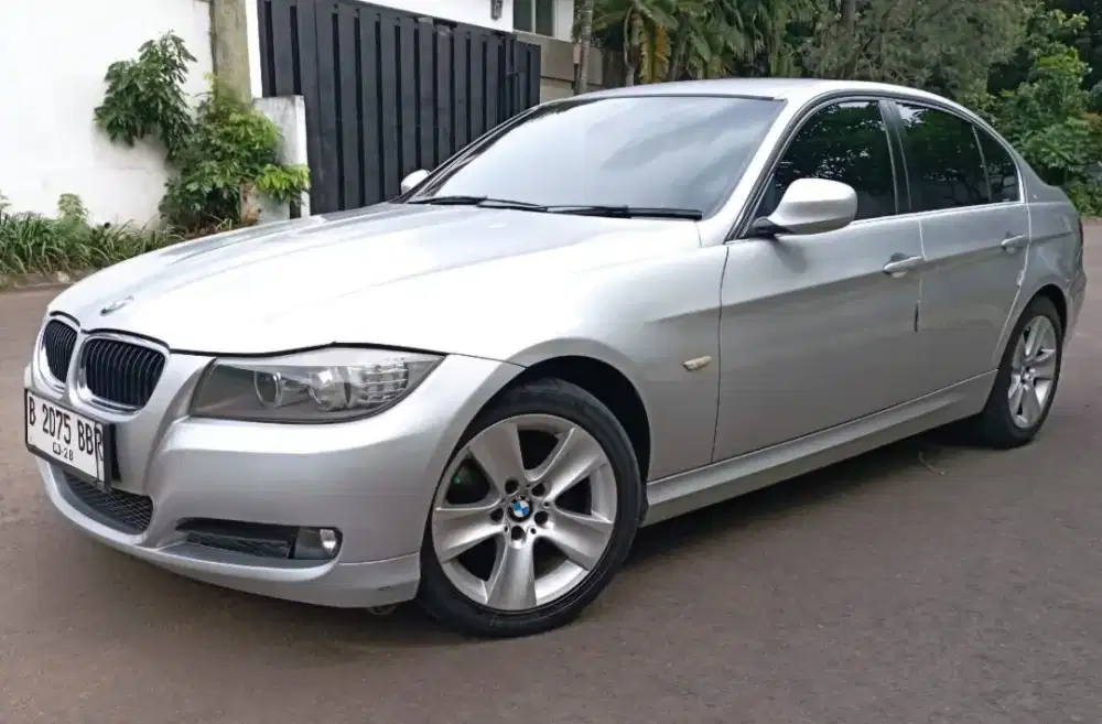 BMW 320i E90 LCi AT 2011 Silver Met Istimewa Skali Original Siap Pakai