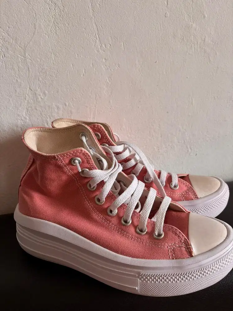 Sepatu converse wanita