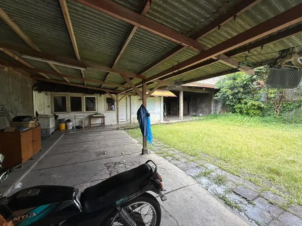 Dijual bangunan bekas kantor dan lapangan tennis murah