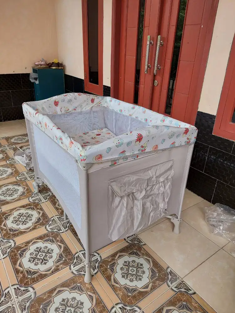 Tempat Tidur Bayi