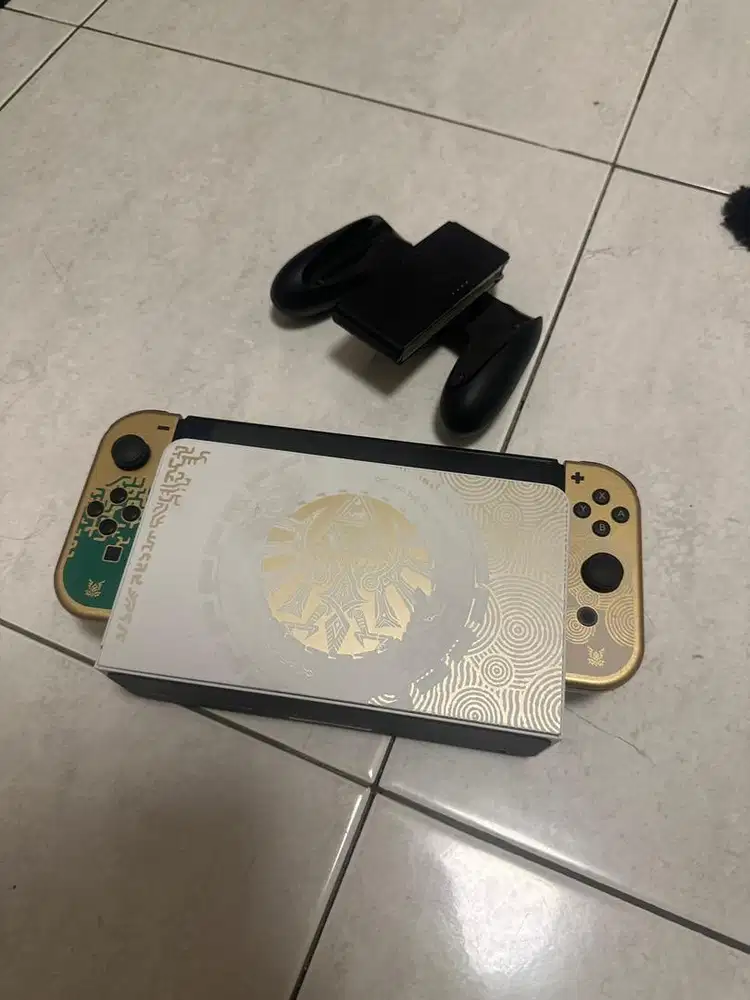Nintendo Switch - OLED MODEL - The Legend Of Zelda : TofK Edition