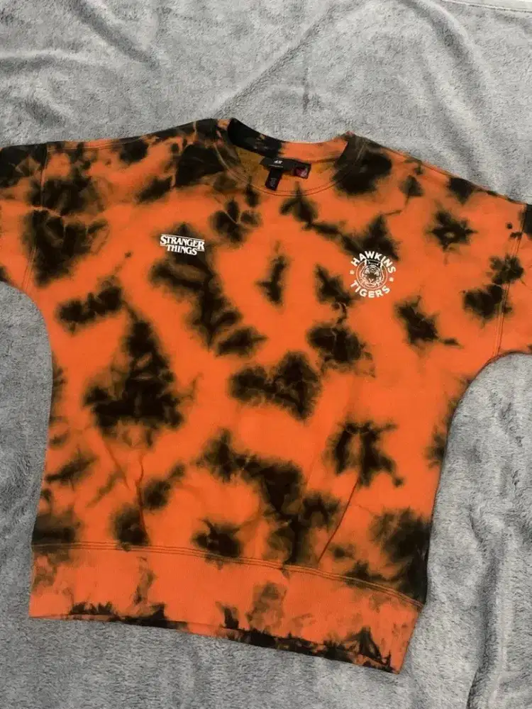 Sweater Stranger Things x H&M Used ukuran M