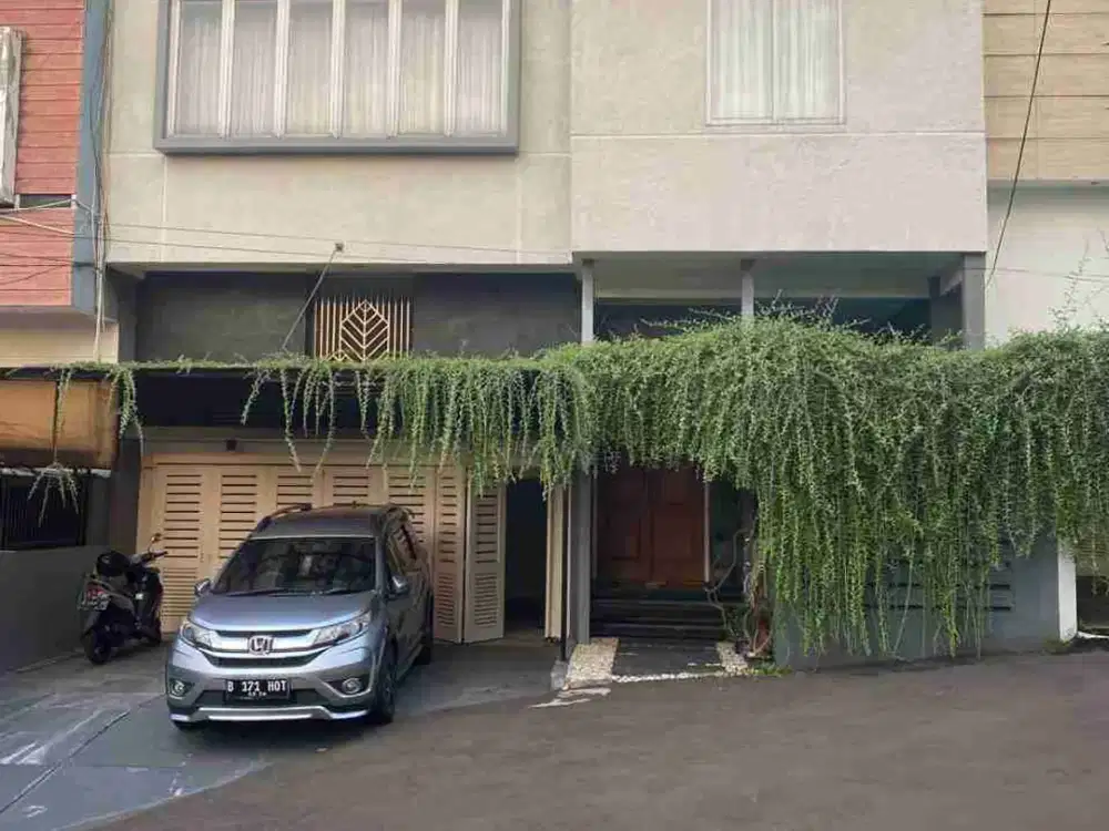 Disewakan Rumah Kemang – 2.5 Lantai, Full Furnished, Dengan Kolam Renang!