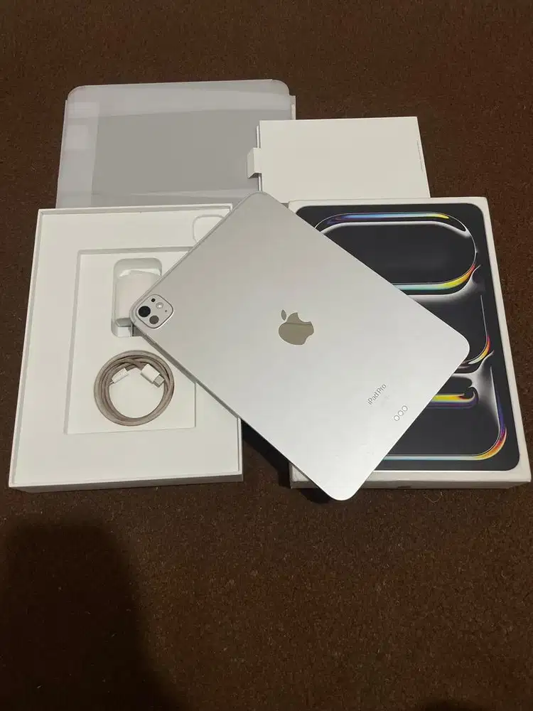 iPad pro m4 11inch 256 gb mulus like new garansi inter on april 2026