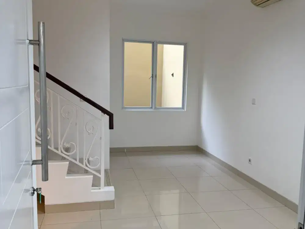 Rumah Depan Taman Murah di Cluster South Thames JGC Cakung Jakarta Timur