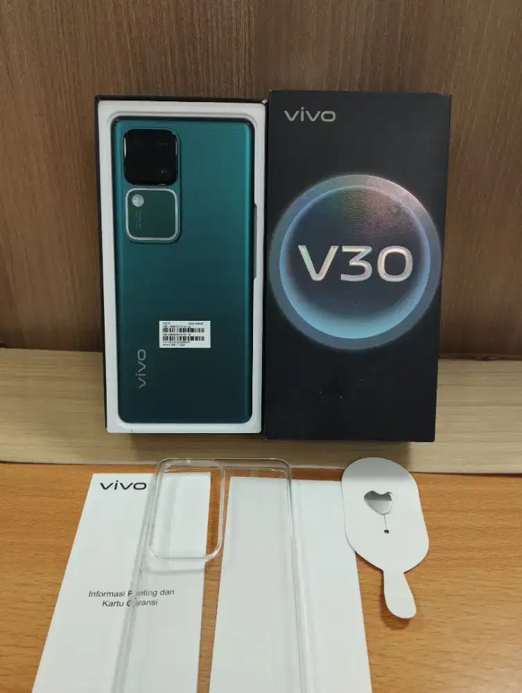 Vivo V30 5G ram 8+8/256 like new