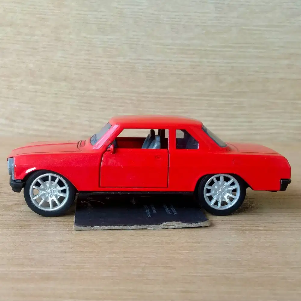 Diecast Mobil Klasik Merah Pintu Bisa Dibuka Skala 1:32 Miniatur Mobil