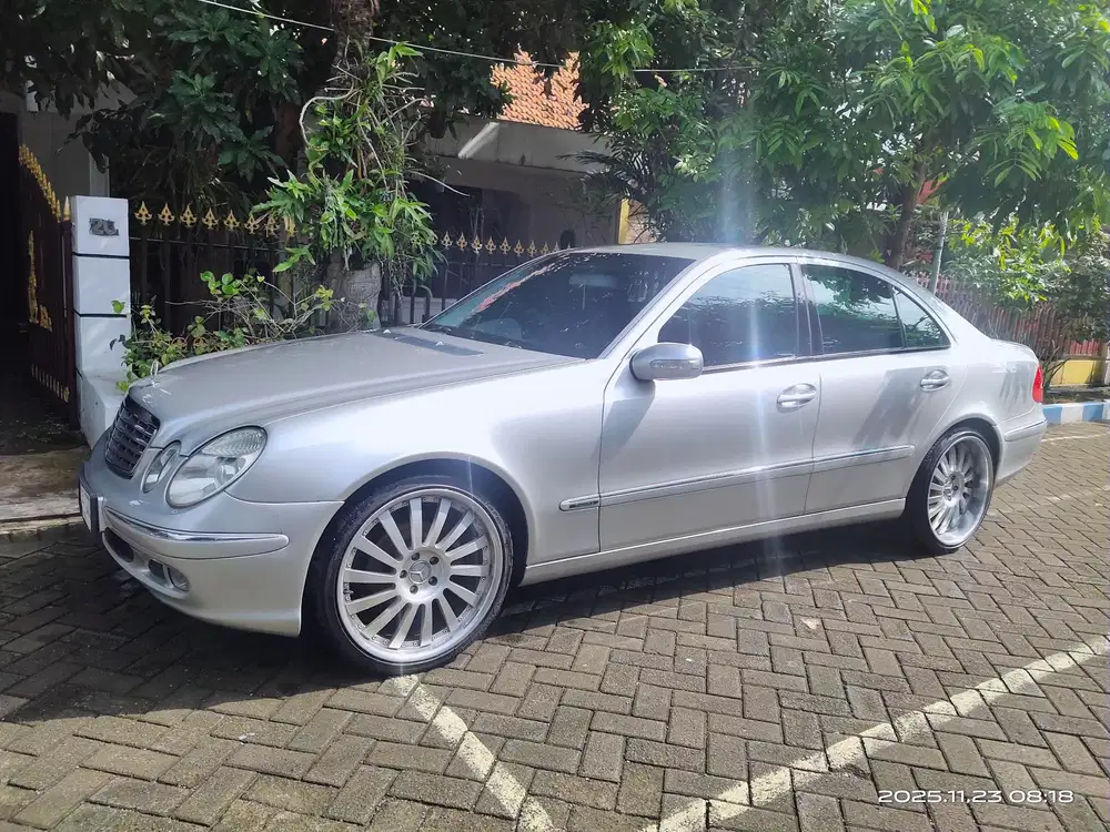Mercedes-Benz E240 2003 Bensin
