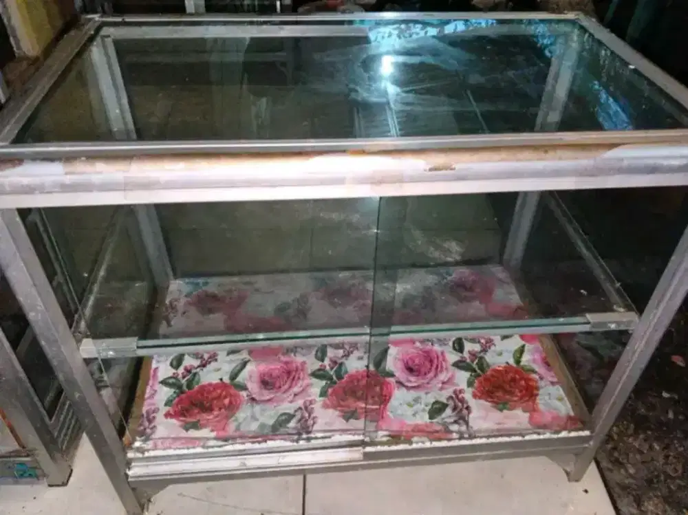 ETALASE GESER SECOND GOOD