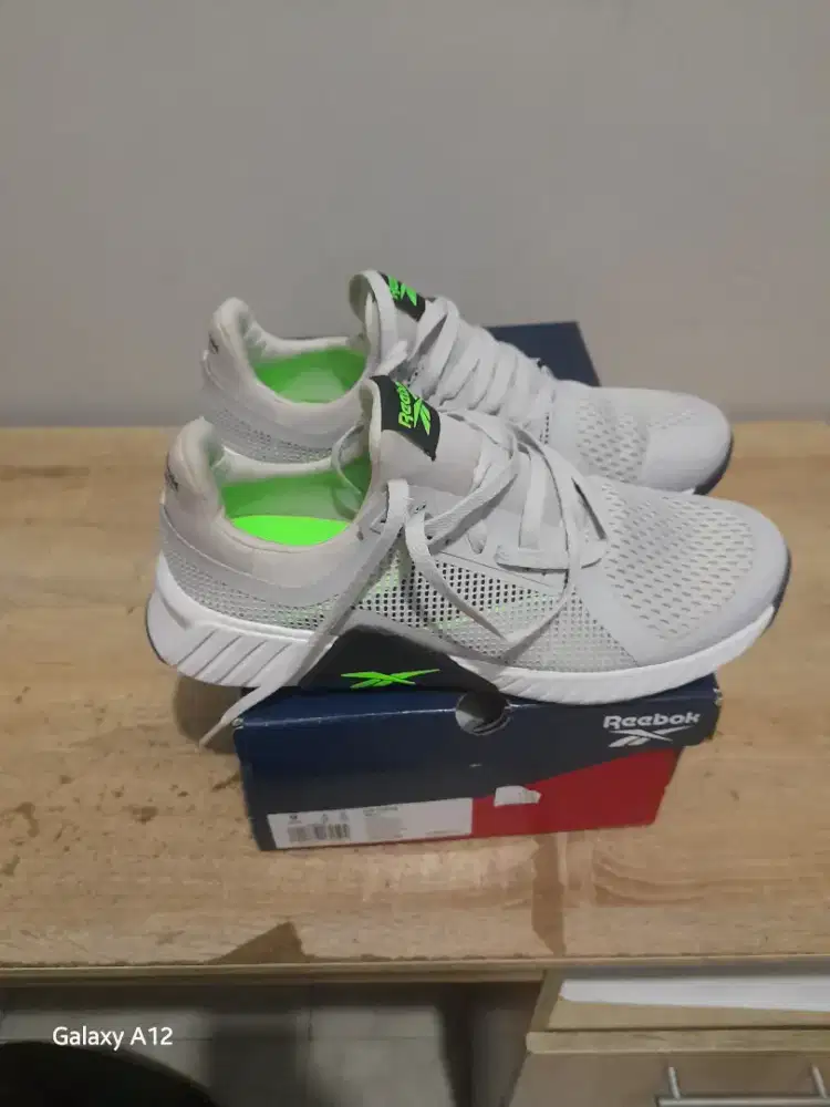 Dijual rugi sepatu Reebok uk' 42 kondisi seperti baru