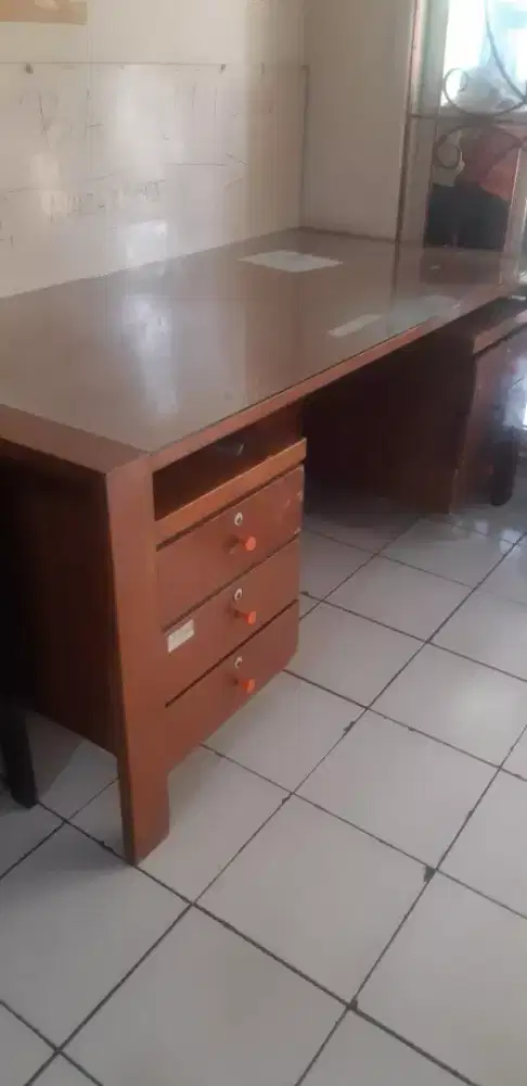 Meja kantor kuat dan kokoh