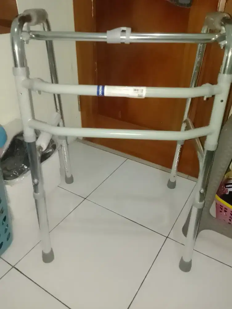 Alat bantu jalan/Walker Onemed FS915L Dijual kondisi masih baru