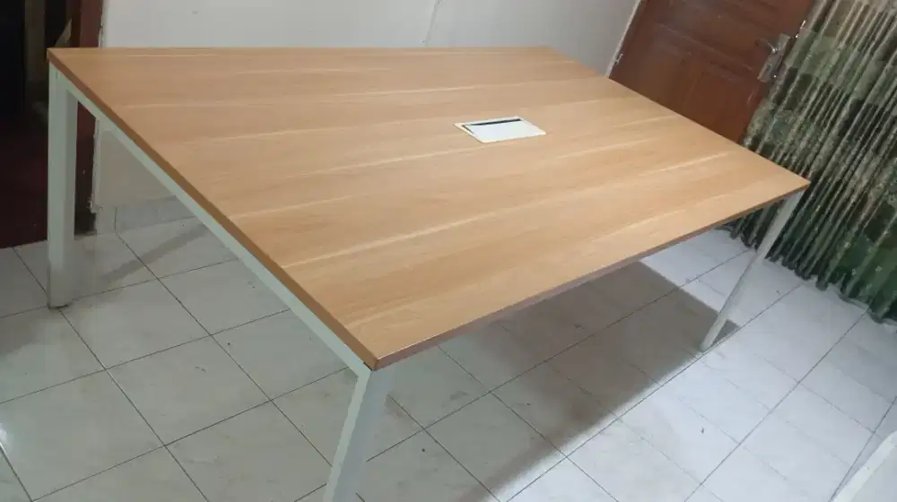 Dicari meja meeting/meja rapat yg msh layak pakai