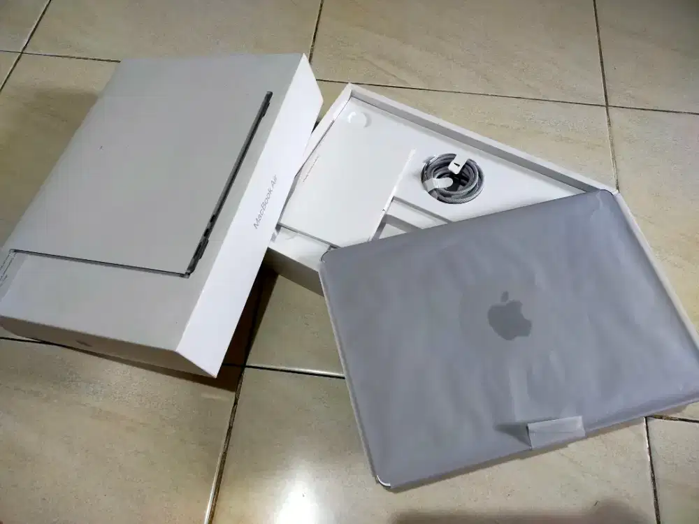 Dijual MacBook Air 13-inch M2 Ram 16GB DDR4 SSD 256GB Mac OS Gransi on