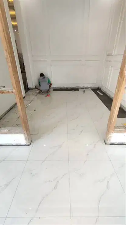 Tukang pasang granit