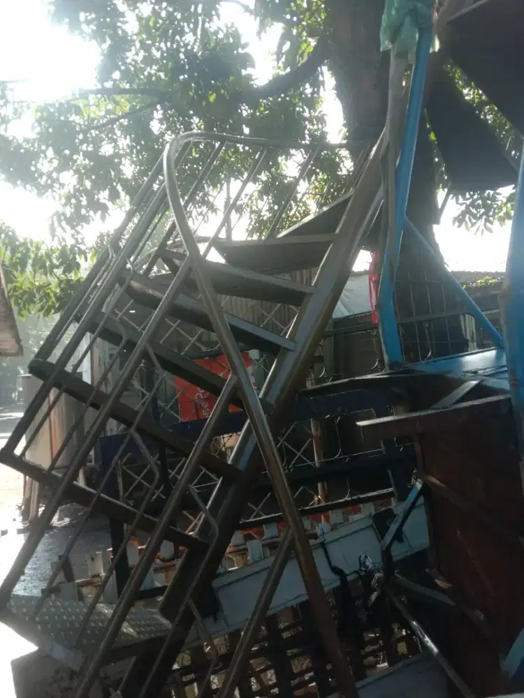 Di Jual tangga rumah