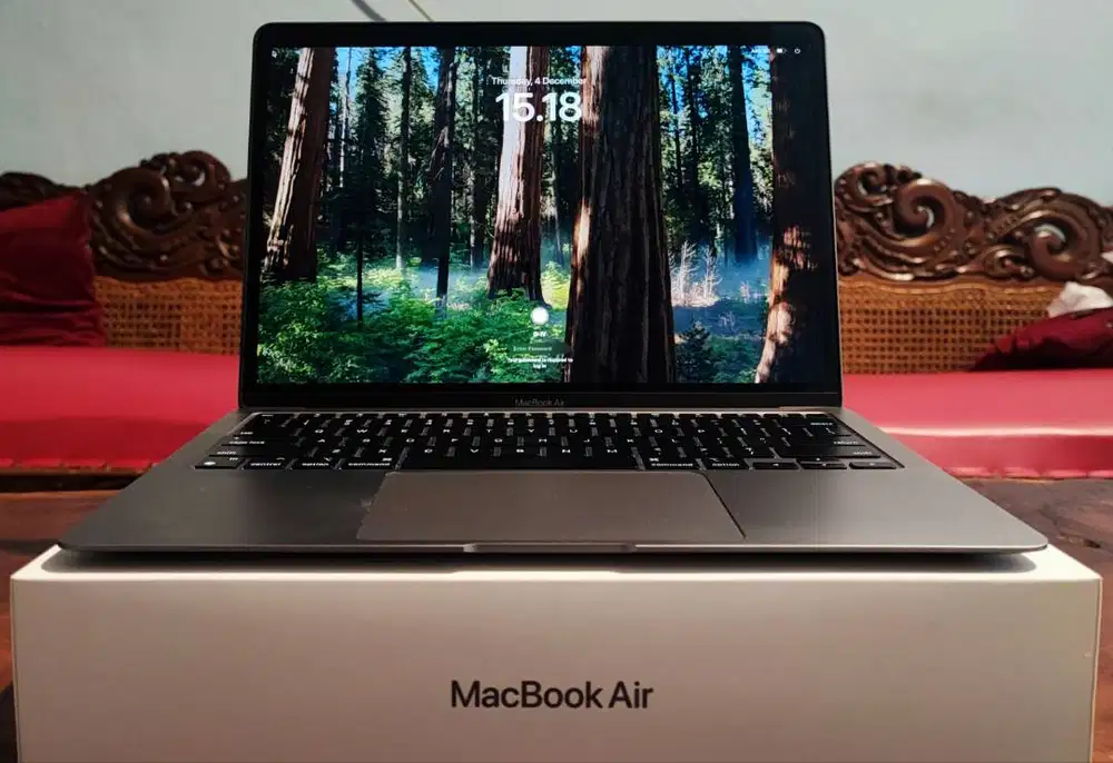 Laptop MacBook Air Apple M1 RAM 8GB SSD 256GB Mulus Normal Fullset