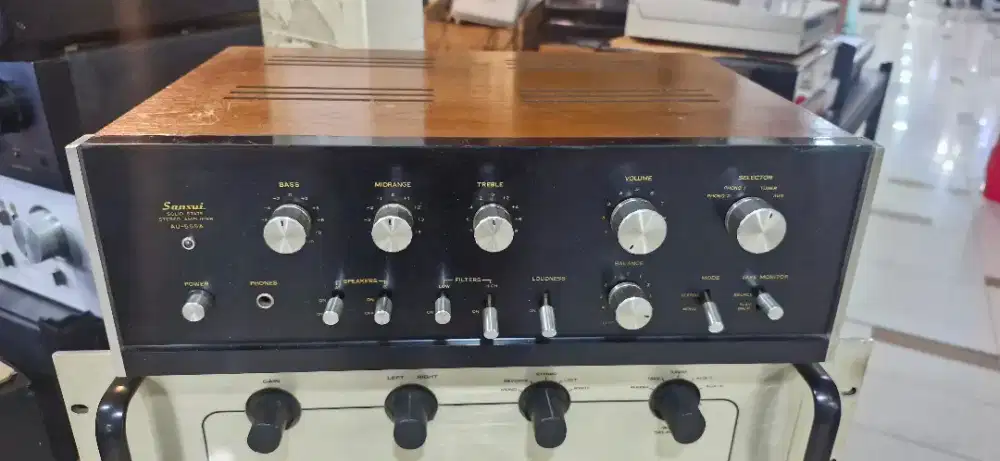Integrated Amplifiet sansui AU 555A japan