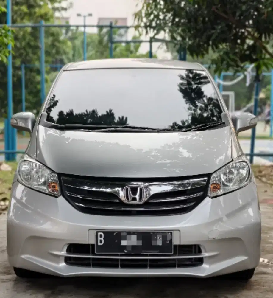 Honda Freed 1.5 E/AT PSD warna Silver tahun 2012