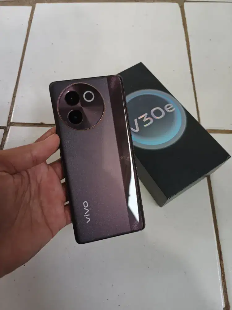 Vivo V30e 5G ram 8/256 fullset mulus nominus