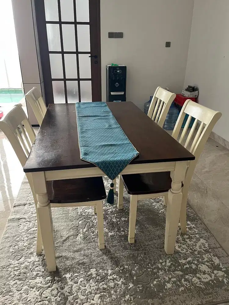 Dijual Meja Makan + 4 kursi Informa