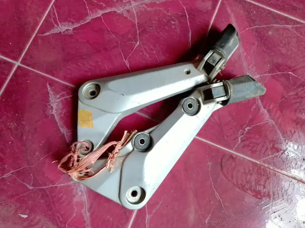 Footstep belakang suzuki Smash original besi pijakan kaki belakang