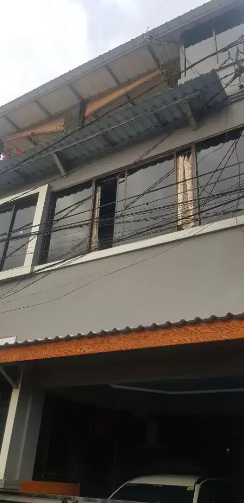 Rumah di jual 3 lantai