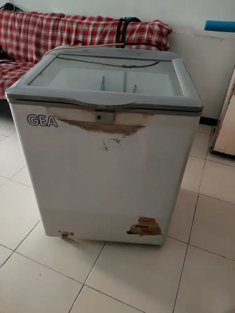 GEA frizer kaca 100 L