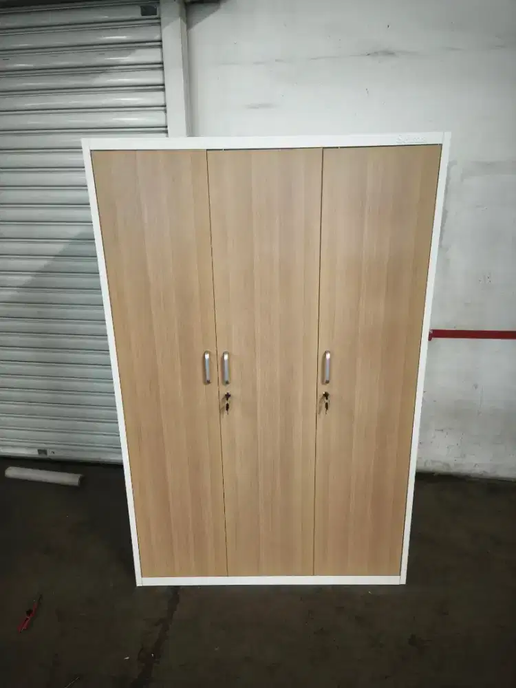 Lemari Pakaian Metal 3 Pintu Murah