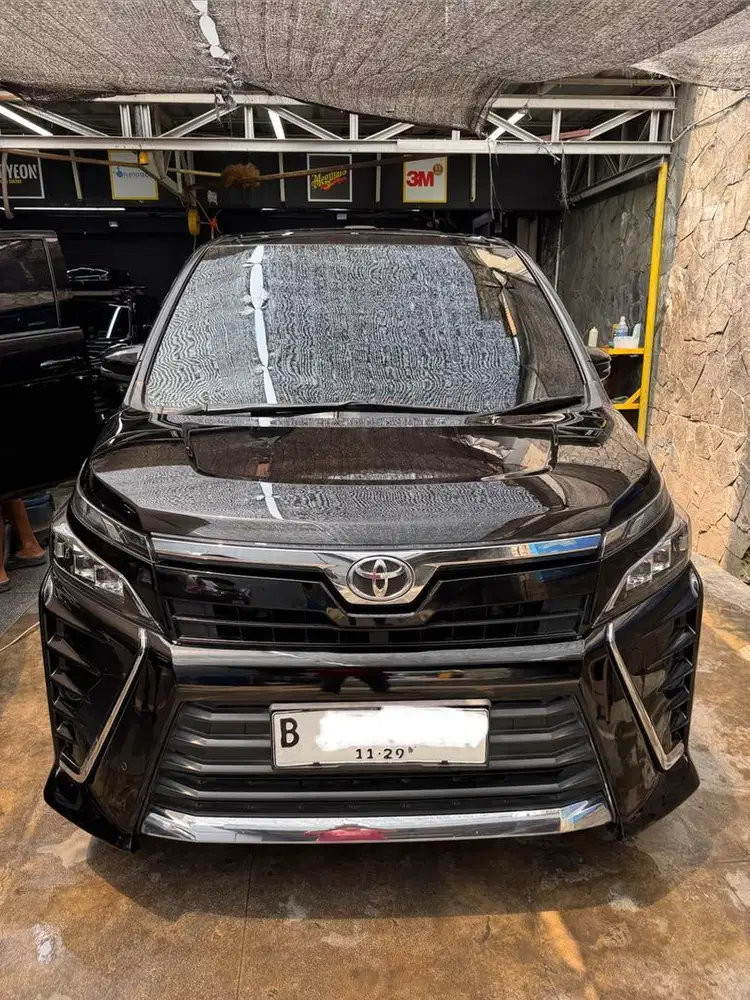 For sale Toyota Voxy Hitam 2019