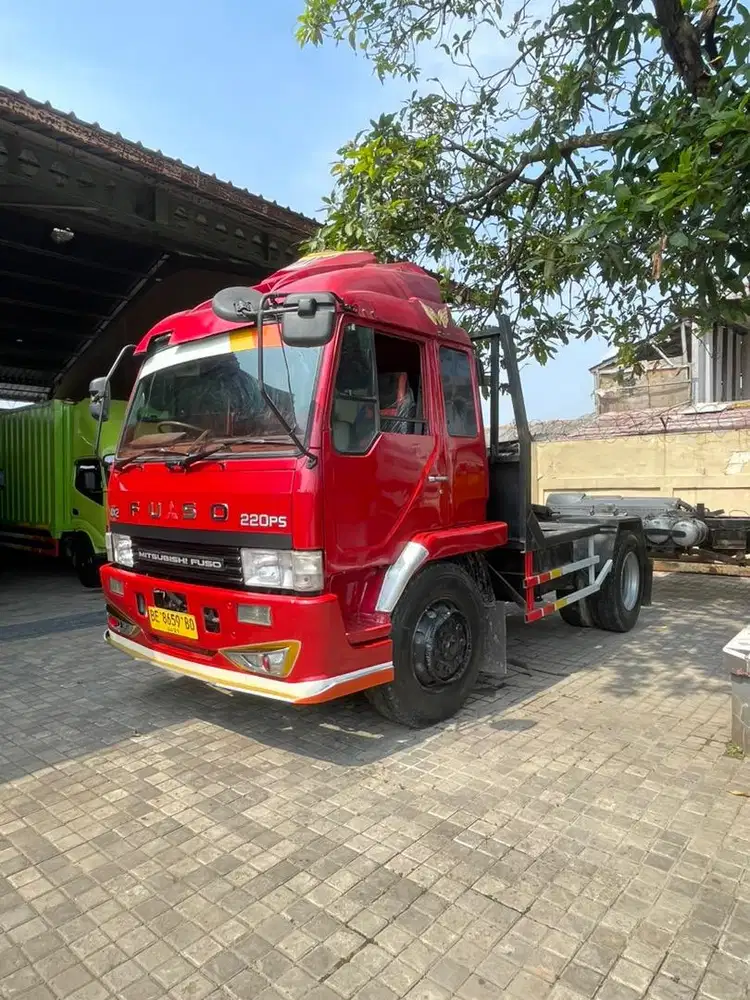 HEAD TRAILER MITSUBISHI FUSO FM 517 HS 220PS TAHUN 2014