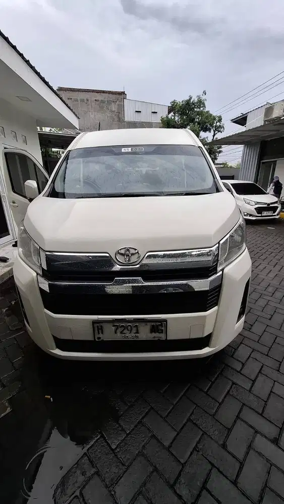 toyota hiace premio solar 2023