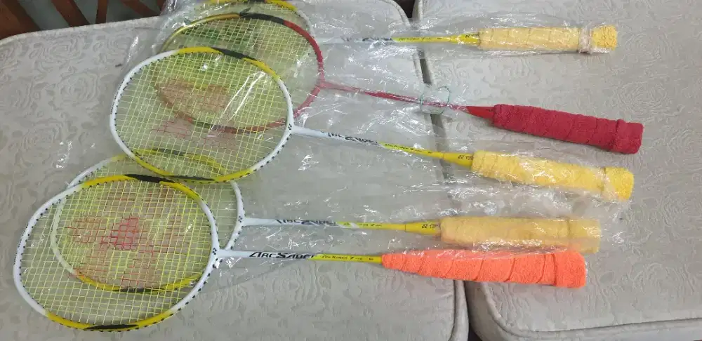 Dijual sepasang raket yy yonex masih baru