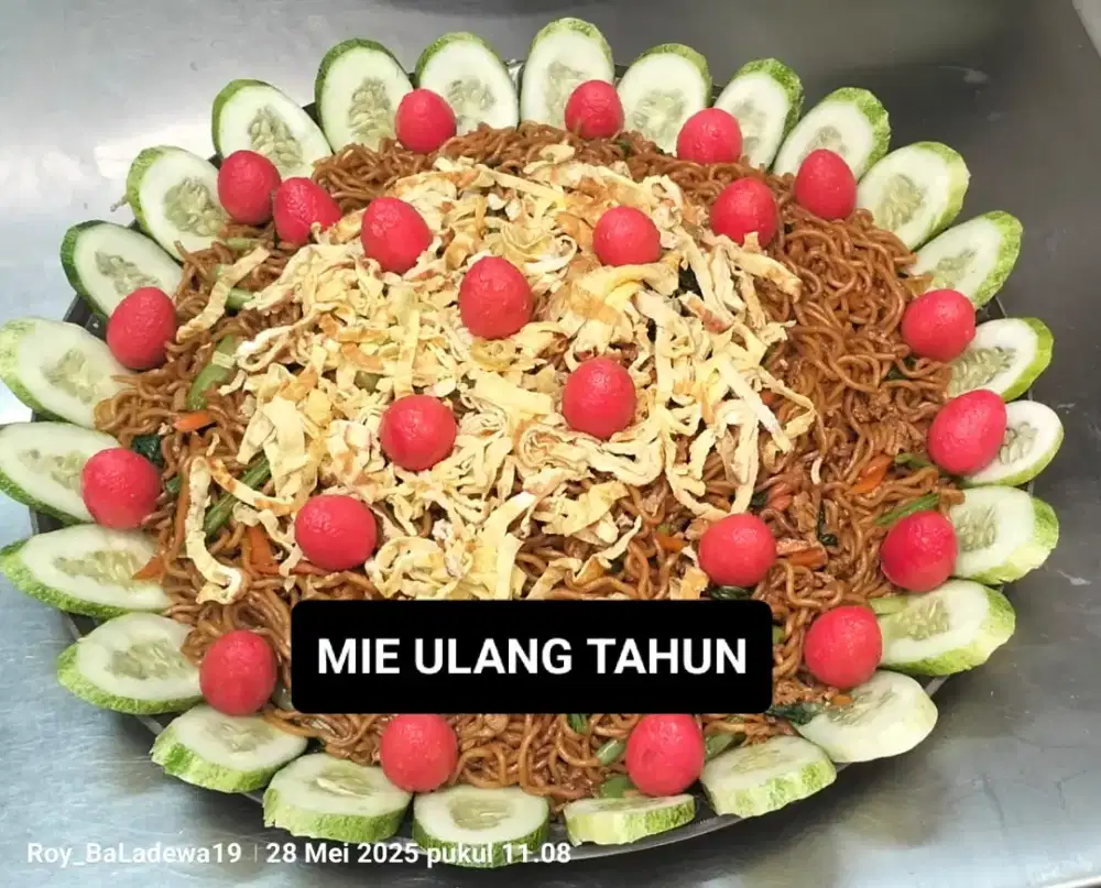 Koki Kwetiaw goreng dan Crew outlet