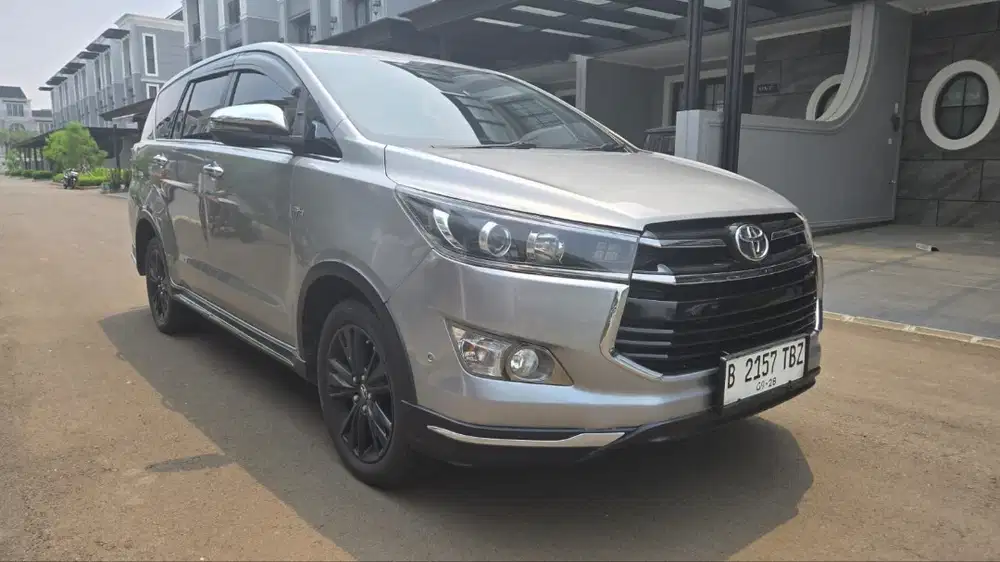 Toyota Kijang Innova Venturer 2.0 AT 2018, Grey Metallic, Captain Seat