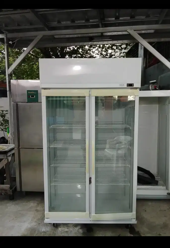 Showcase kaca 2 pintu