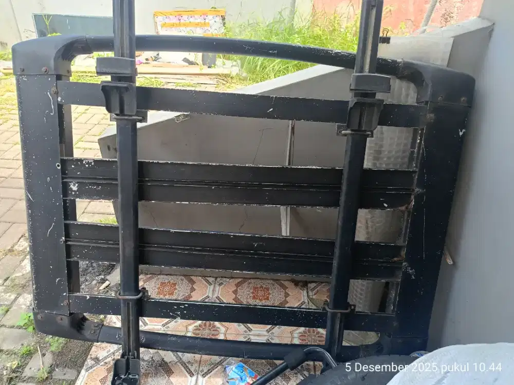 Rof rack atau rak di atas mobil