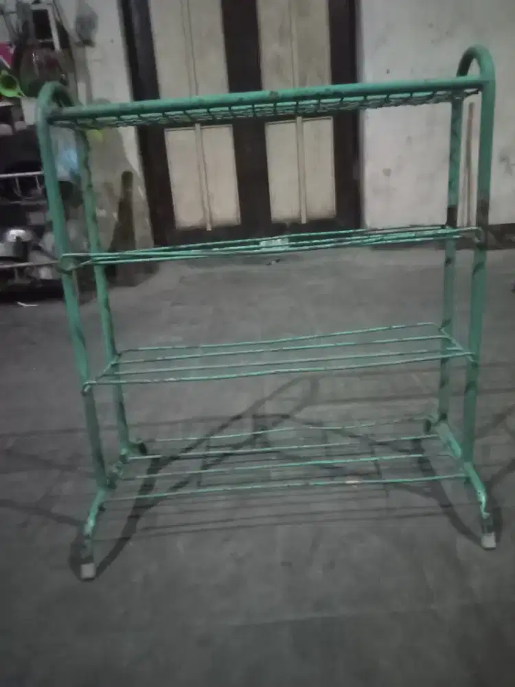 rak sepatu sandal bekas