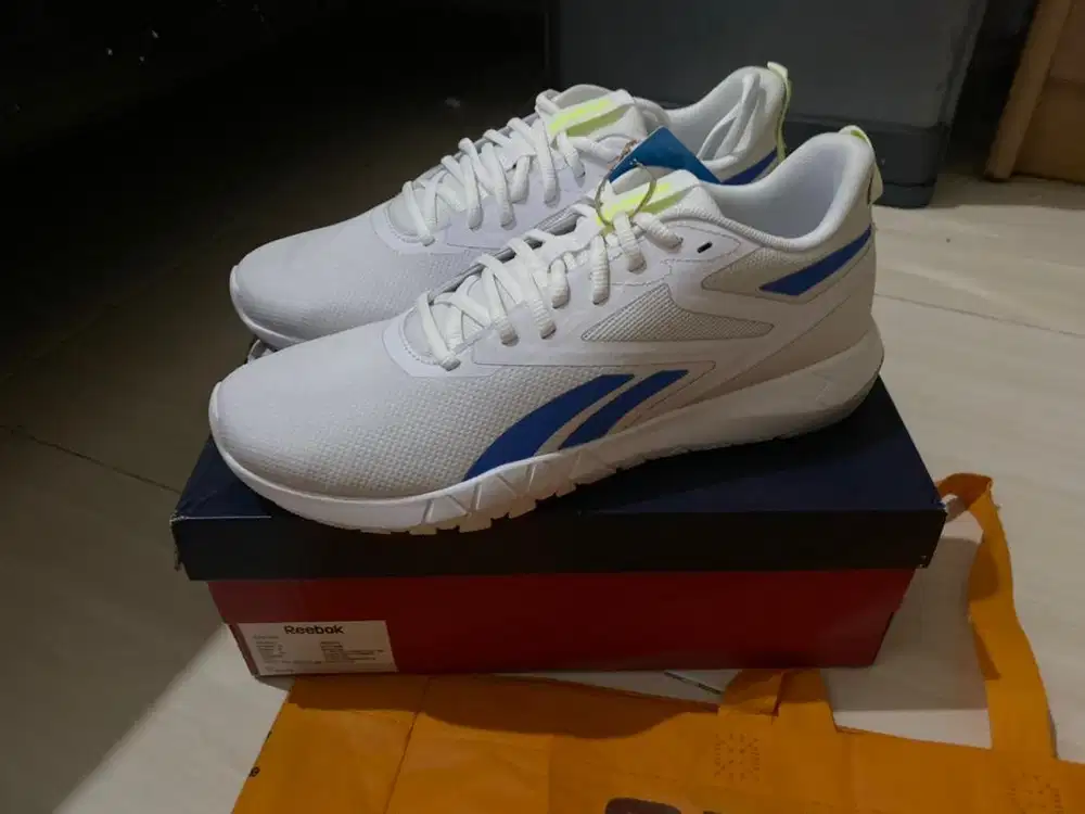 Sepatu running Reebok size 43 masih baru lokasi Makassar nego
