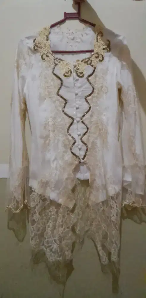 Kebaya warna putih gading