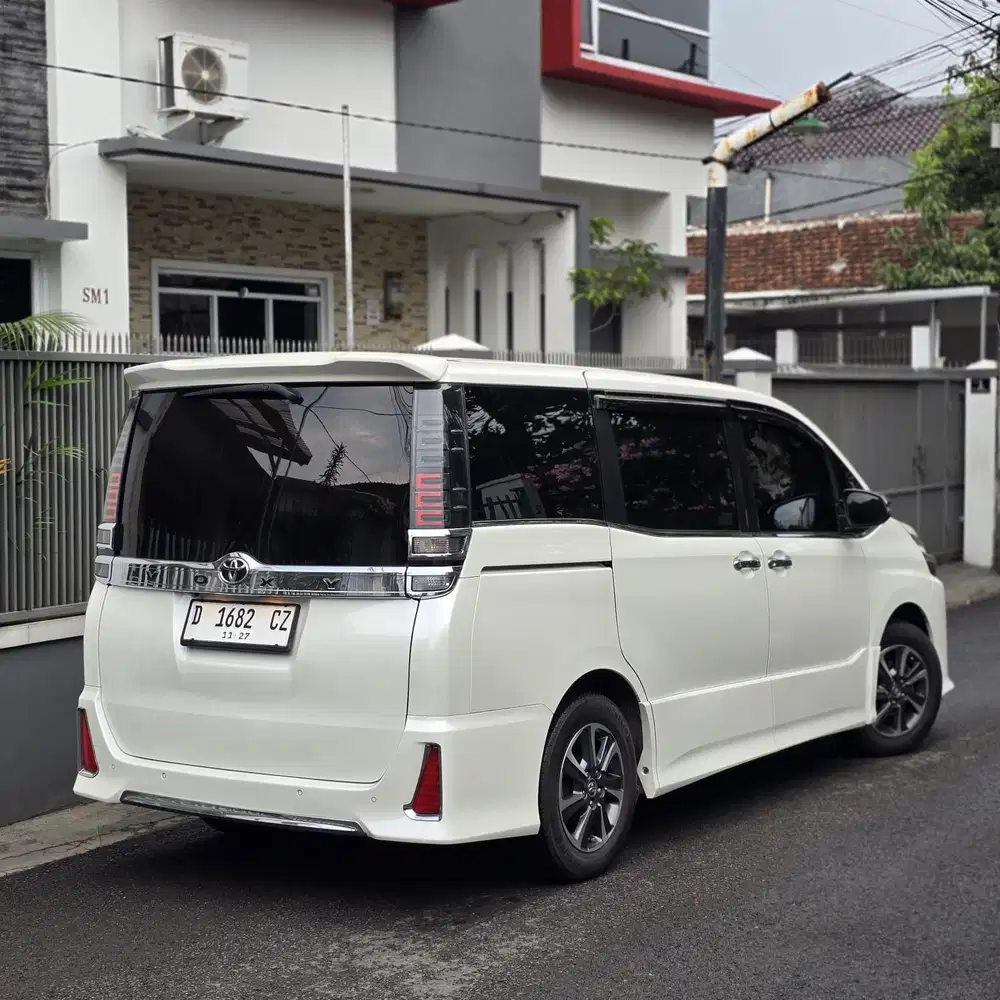 TOYOTA VOXY 2.0 AT 2018