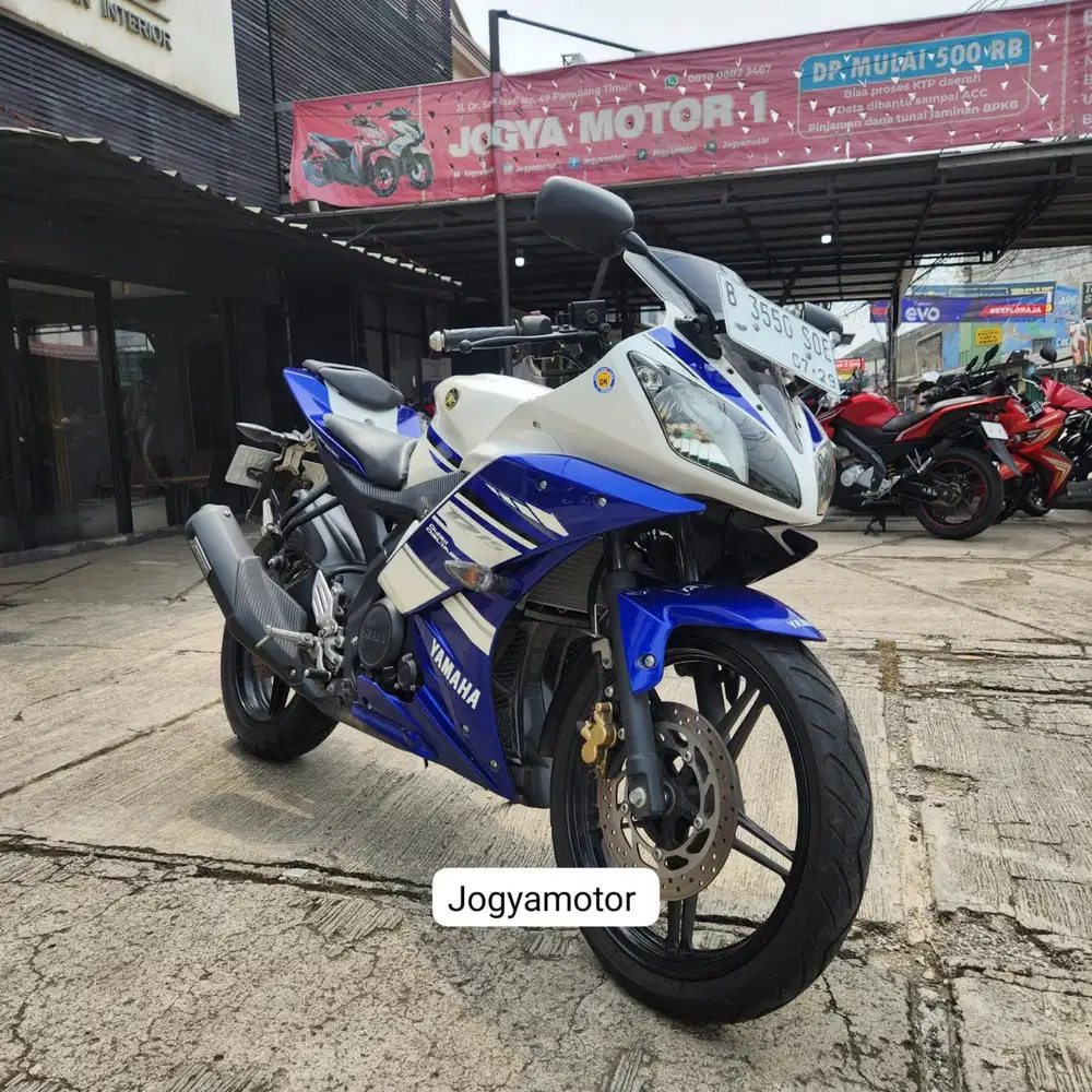 (B) Yamaha r15 v2 tahun 2014