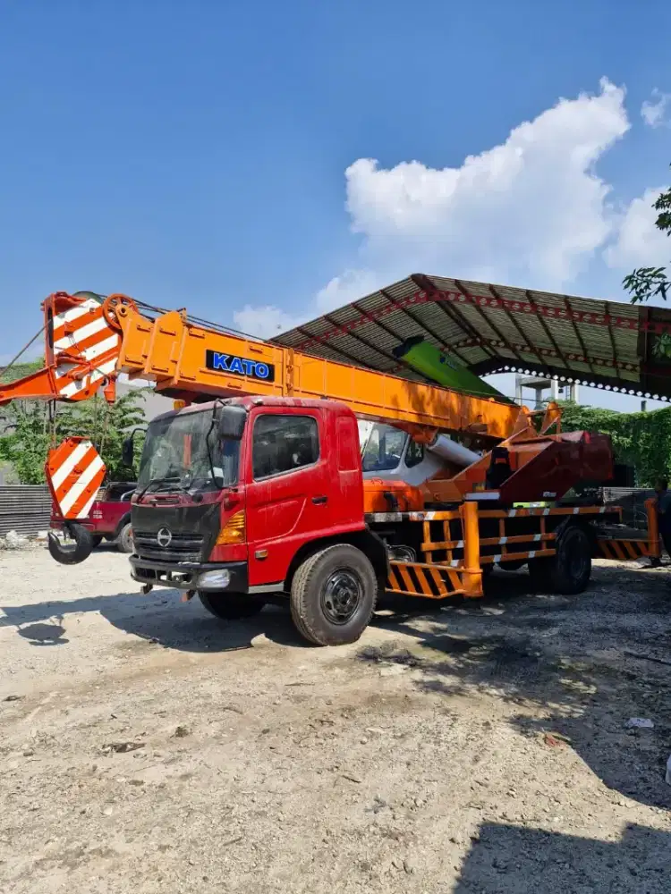 Truck crane kato 20 ton tahun 2006