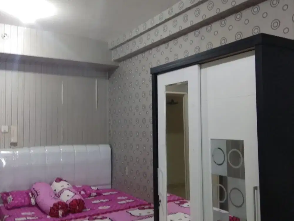 Sewa apartemen studio room Grand emerald lt 2 view kolam