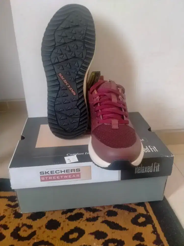 SEPATU CASUAL PRIA SKECHERS WARNA BURGUNDY UKURAN 43 BNOB