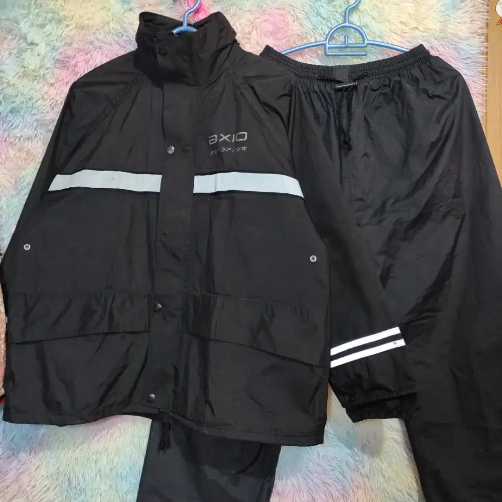 Jaz Hujan Axio Black Size M Preloved